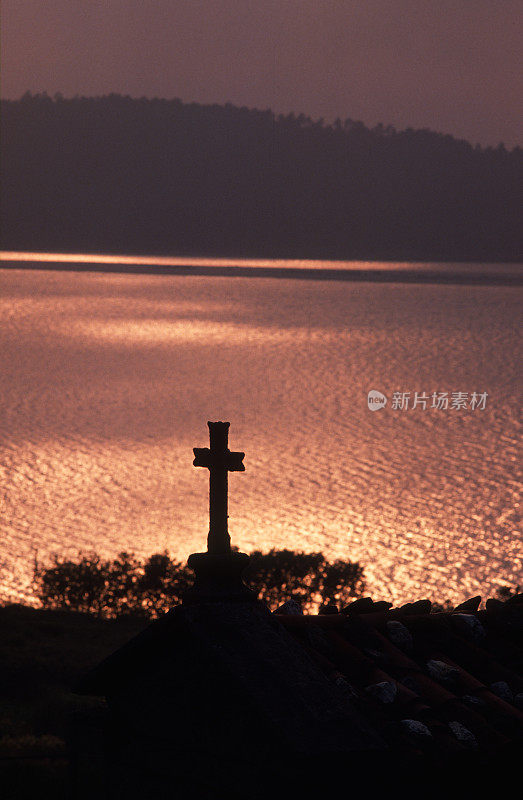 日落和十字架的记忆，在O Roncudo Costa de la Muerte西班牙加利西亚